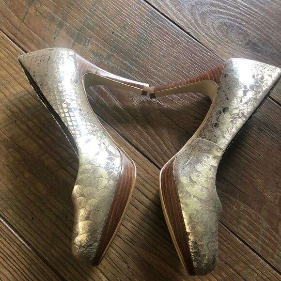 Moda Spana metallic gold snake print pumps 6-1/2 NEW - Picture 2 of 8
